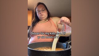 白人饭系列更新：27岁妈妈给3个孩子做晚饭，各种东西放在一锅煮...