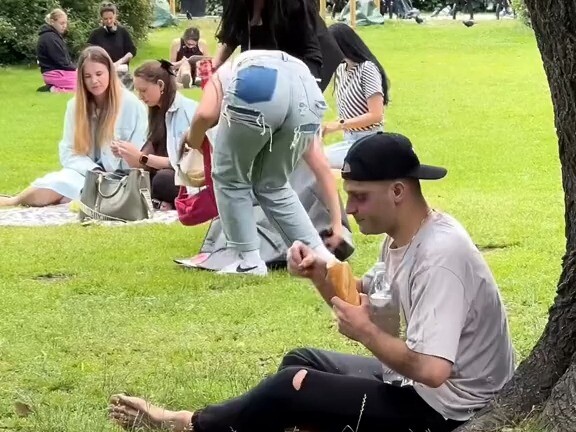 我们都是人，在任何时候，我们中的任何一个人都可能发现自己没有家