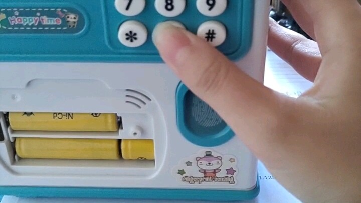 Kakak perempuan saya bilang, kalau dibuka, saya harus kasih dia 300.