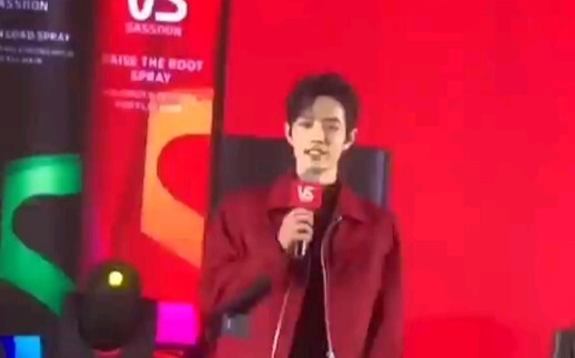 肖战蹦蹦跳跳下台阶好可爱❤️❤️