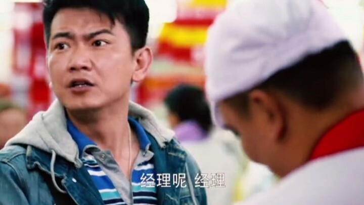 Khách hàng nhờ nhân viên cắt thịt giúp, nhưng thái độ của nhân viên cực kỳ khó chịu; không ngờ khách