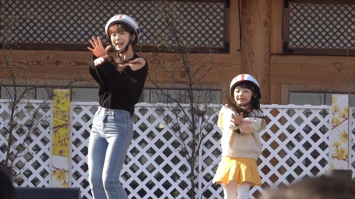 【ซูเปอร์ฮุยจัมจัม】ได้แสดงเพลง “Bar Bar Bar” ของ Crayon Pop และเพลง “Bubble” ของ STAYC บนเวทีงานเฉลิม