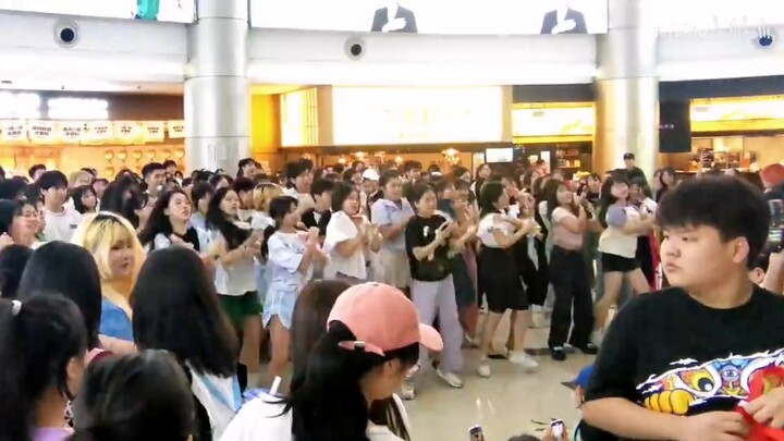 I met a dancer in Chongqing by chance, and queencard had an absolute advantage!