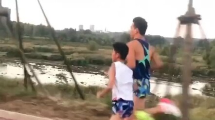 พ่อลูกคู่นี้อายุห่างกัน 25 ปี แต่วิ่งจังหวะเดียวกัน ท่าทางตอนวิ่งหล่อสุดๆ!