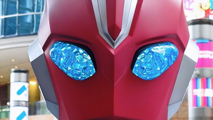 Tôi đã nhìn thấy bộ đồ da Ultraman Omega thật!