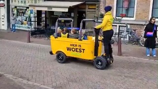 荷兰阿姆斯特丹的托儿所，是这样送孩子回家的