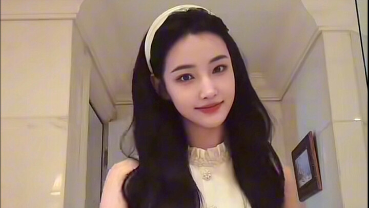 Klip behind the scenes “Shengshi Tianxia” – Permaisuri Wang dalam balutan busana modern sangat mirip