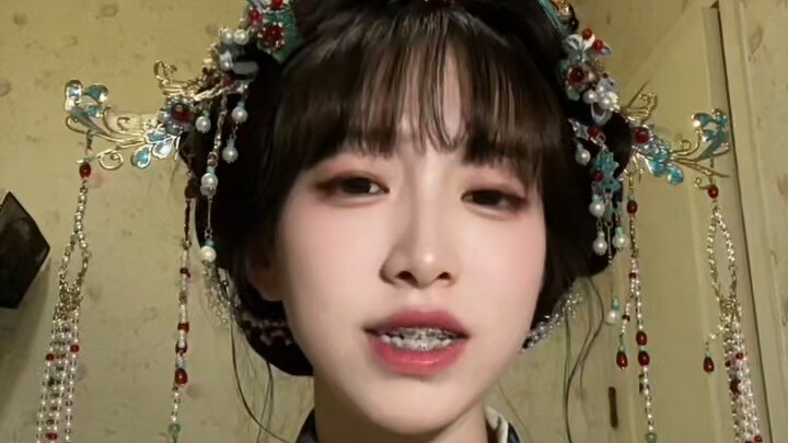 Sambil bertanya-tanya pada kulkas, aku berjalan ke tengah jalan.