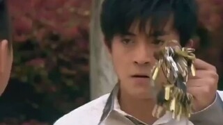 Zhang Wei isn't bothered at all by carrying so many things when he goes out.