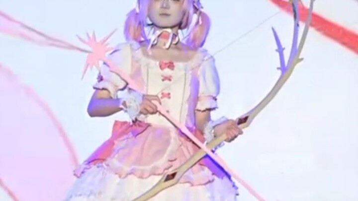 Sau phần trình diễn cosplay của học sinh trung học trong chương trình mừng Tết Dương lịch 2026 là ti