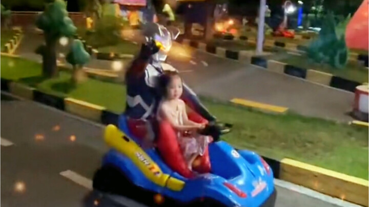 Kakak Sero begitu iri saat mengajak anak-anaknya ke taman hiburan.