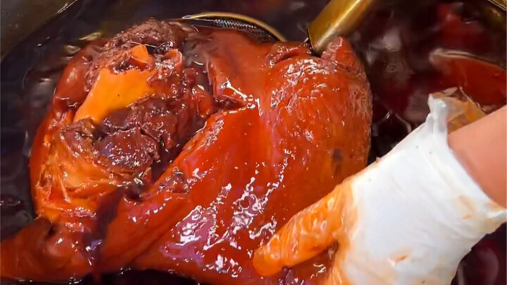 ข้าวขาหมูริมถนนที่ฉงชิ่ง เนื้อนุ่มเหนียว นิ่มจนยุ่ย แถมยังมีผักดองให้เติมได้ตามใจ～