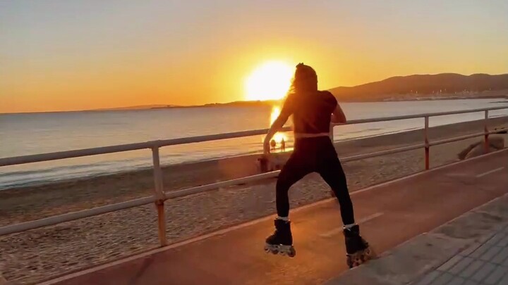 Bermain sepatu roda di bawah sinar matahari terbenam: menangkap waktu yang berlalu, mencari kebahagi