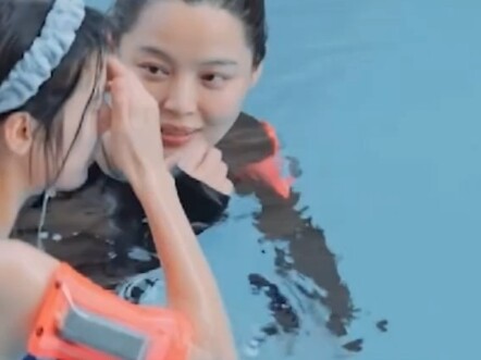 จ้าวเจาอี้สังเกตออกว่าเธอกลัวน้ำจริงๆ เลยนะ "