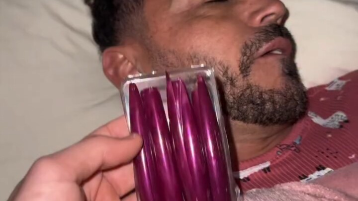 Orang asing membuat kehebohan, menikmati perlakuan tertinggi dalam tidur mereka...