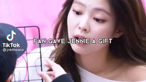 jennie fan give her this omg sana all