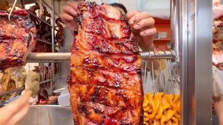 A popular roast meat shop on the streets of Hong Kong—its gorgeous colors are just too tempting!