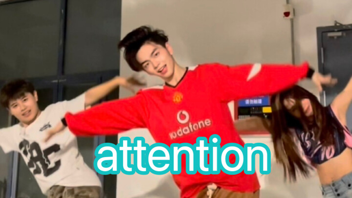 Attention-newjeans校园球服三人翻跳！