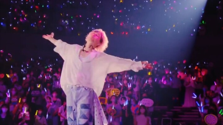 Pandangan siapa pun pasti akan tertuju padamu! Kamu memang idola yang sempurna dan paling luar biasa