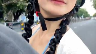 ماذا تفعل إذا كانت صديقتك ترتدي ملابس خفيفة؟