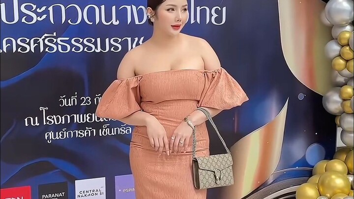 Mengikuti kegiatan di mall para perempuan cantik