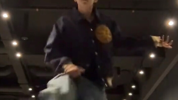 ดาราชายรีทวิตเตอร์เพลง Two & Bigguy ใครชนะกันนะ (แฟนคลับห้ามเข้า)