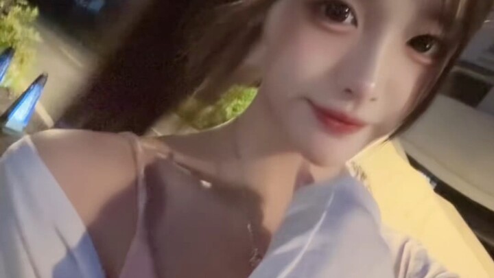 Ngày mai cuối tuần rồi, ra ngoài không?