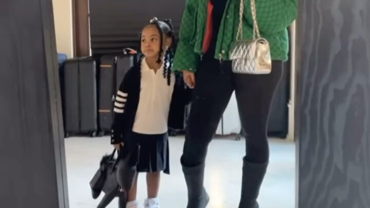 Kao Que'er mau keluar bermain, ayo ayah jangan bertele-tele! Tasnya lucu, model yang sama dengan dra