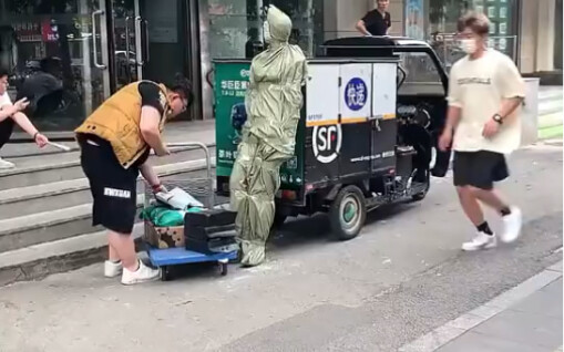 Đây có phải là giao hàng bí mật không? Hahaha