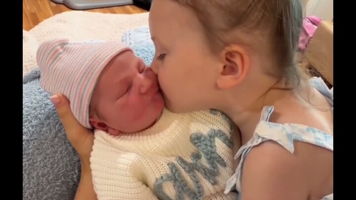 Her reaction to meeting her baby brother… 🥹🤍