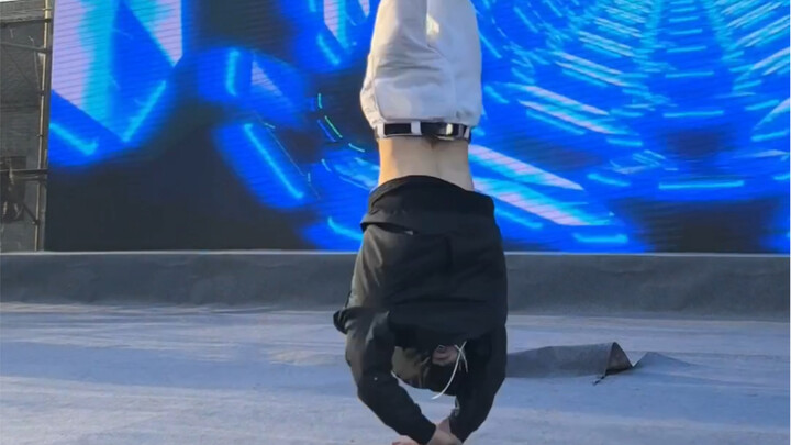 Pertunjukan tari jalanan Bboy Haoran membuat penonton berteriak