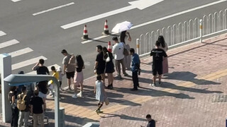 女生知道给女生打伞 男生知道女朋友打伞 但女生却不知道给男朋友打伞 他们似乎已经习惯了 不知道什么叫做最基本的