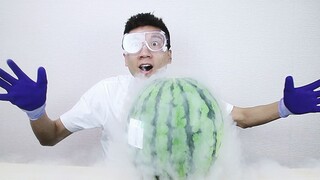 给西瓜挖个孔，倒入液氮之后，就变成了会冒烟的西瓜