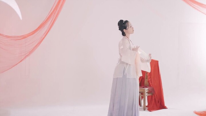 [Bài thơ mưa] "Cô ấy ngồi trong một chiếc lều màu đỏ, với khuôn mặt trang điểm đậm và hát với một su