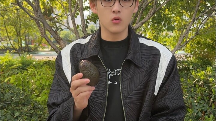 遇到一个卖牛油果养乐多的大学生