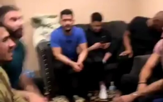 يُقال إن هذه اللقطة تظهر أعضاء EXO يتنافسون على من سيصبح العراب الأول لطفل كيم جونغ داي!