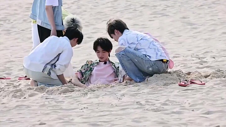 你们和轩哥玩，轩哥很高兴，你们埋轩哥，轩哥很生气