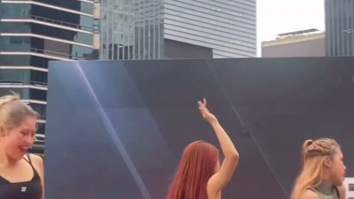 The vertical screen shot of the Minions is so impactful!!! Mannequeen Street Fighter 2- EZ Roadshow 