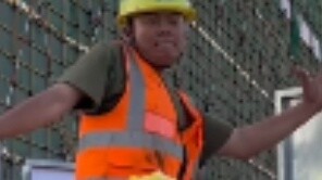 Saya belajar beberapa teknik popping secara otodidak dan terus menantang diri saya dengan rekan-reka