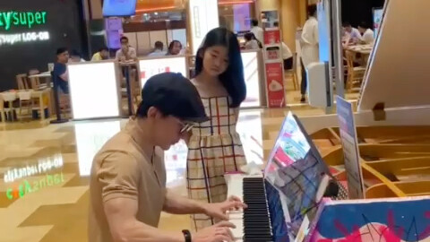 رأيت بيانو في المركز التجاري.. فاستغلّت الفرصة لأختبر نتائج عام كامل من التدريب!