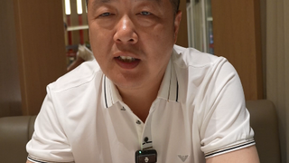 听说有人想看看我是怎么给喝多的魏老师题词的，正好发个花絮。为什么我们的角色是编导而不是摄影师？摄影师只管举相机就行了，编导要做归纳总结，内容输出还是来源于魏老…