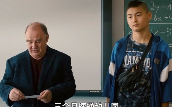 Cậu học sinh này ngày nào cũng ngủ trong giờ, vậy mà thi toàn được 100 điểm, còn rủ cả bạn cùng bàn 