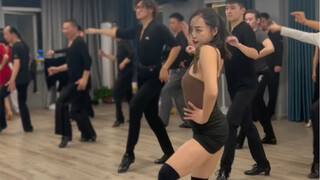 自己把自己看笑了 舞蹈老师的失误瞬间～