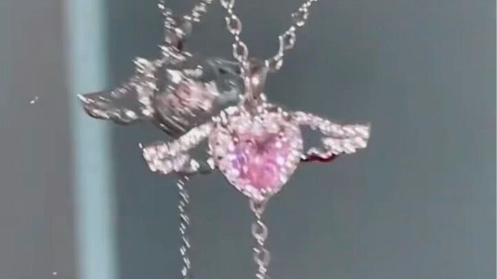 Kalung hati Cupid dengan sayap kecil yang bisa bergerak benar-benar membuat hati berdebar! Dewa Cint