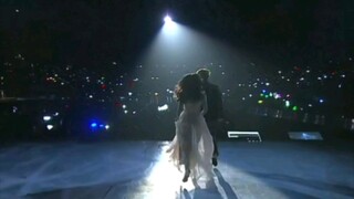 في ذلك العام، اصطحب بطلة الفيديو الموسيقي إلى المسرح، وأذهل الجميع وأصبح من الكلاسيكيات.