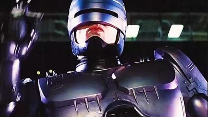 Giám đốc đưa cho nhân viên một khẩu súng, bảo anh ta nhắm vào cảnh sát máy, và ngay lập tức robot ph