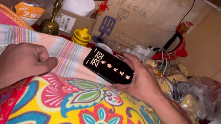 Tengah malam terbangun karena lapar, buru-buru makan seadanya lalu lanjut tidur lagi