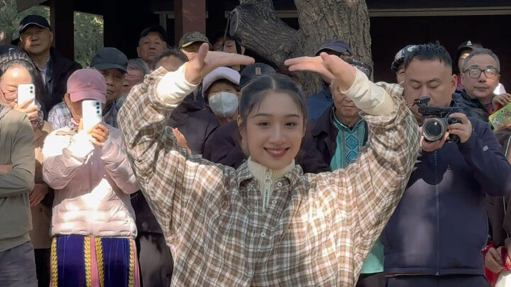 Today’s dance “Why Are the Flowers So Red?” shines especially vibrant under the sunshine at Zizhuyua