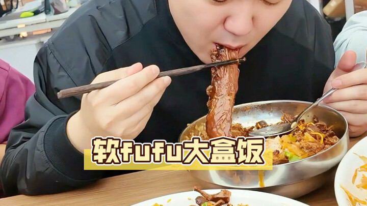 ใครที่บ้าคาร์โบไฮเดรตกันล่ะจะปฏิเสธข้าวกล่องชิ้นใหญ่เนื้อนุ่มฟูฟูแบบนี้ได้!