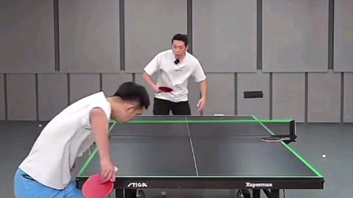 【许昕】20231024直播cut：范胜鹏发球，许昕展示横板拧拉摆短接发球，再来一次你还会选直板吗